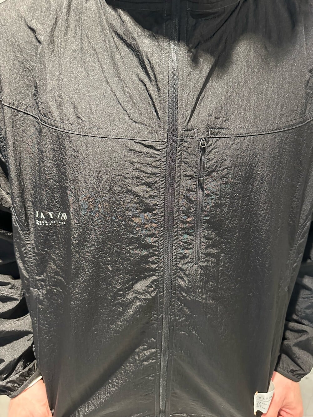 ブラック系のその他アウター、ブラック系のスニーカーを着用したメンズの冬コーディネートの3枚目の写真