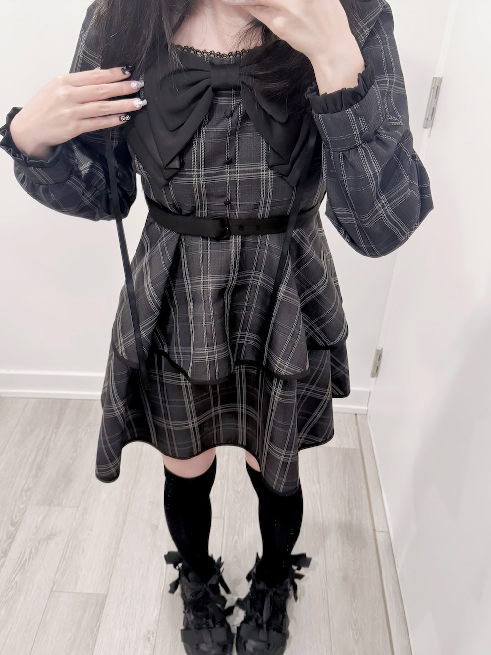 ブラック系のスニーカー、ブラック系のワンピース/ドレスを着用したレディースの冬コーディネートの4枚目の写真