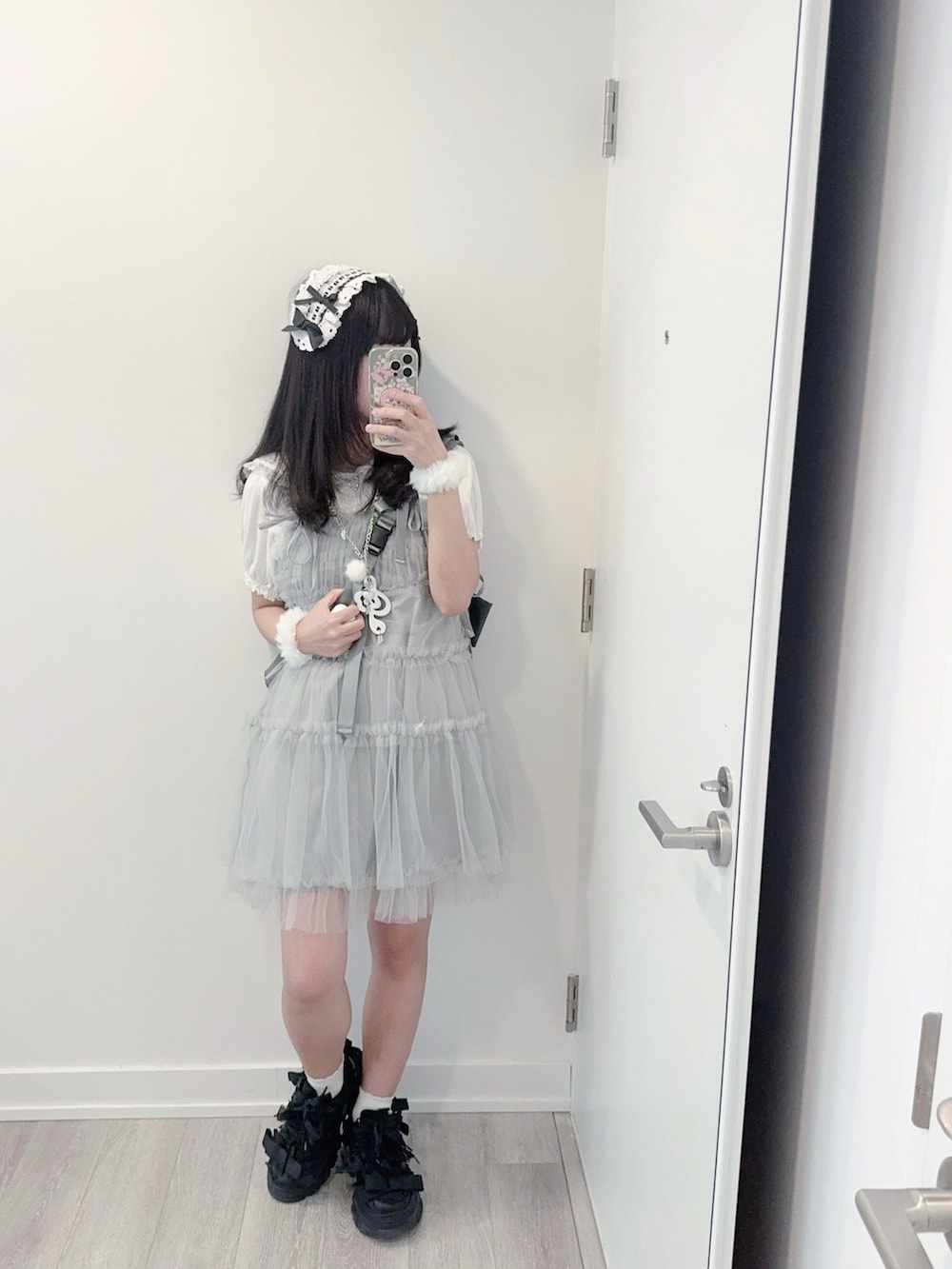 ホワイト系のTシャツ/カットソー、グレー系のワンピース、グレー系のショルダーバッグを着用したレディースの夏コーディネートの2枚目の写真