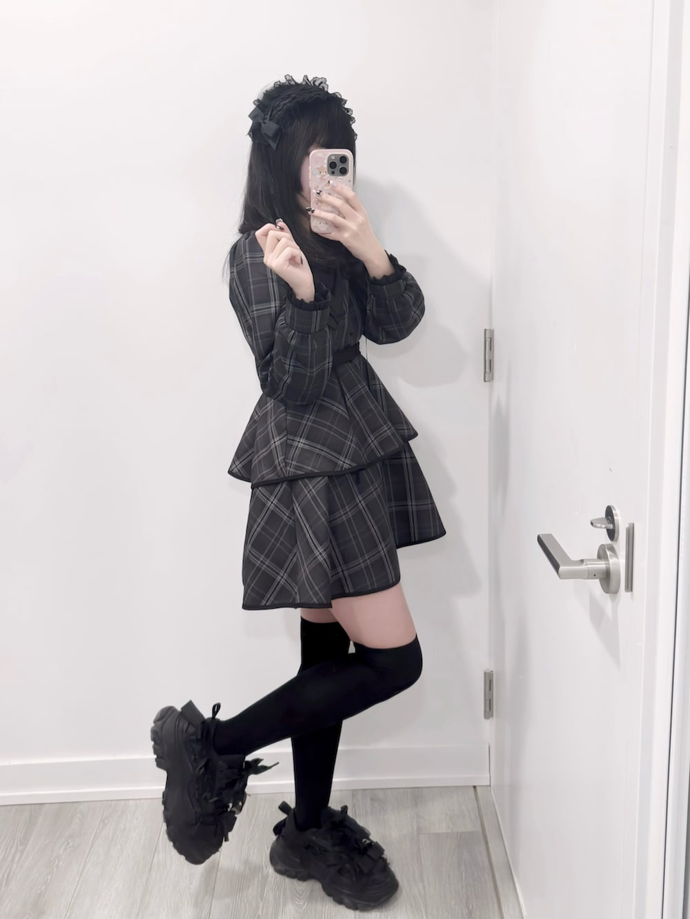 ブラック系のスニーカー、ブラック系のワンピース/ドレスを着用したレディースの冬コーディネートの2枚目の写真