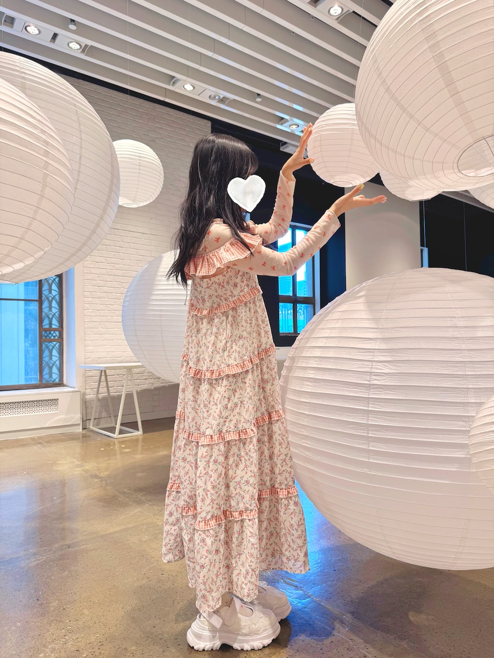 ピンク系のワンピース、ホワイト系のサンダルを着用したレディースの春コーディネートの3枚目の写真