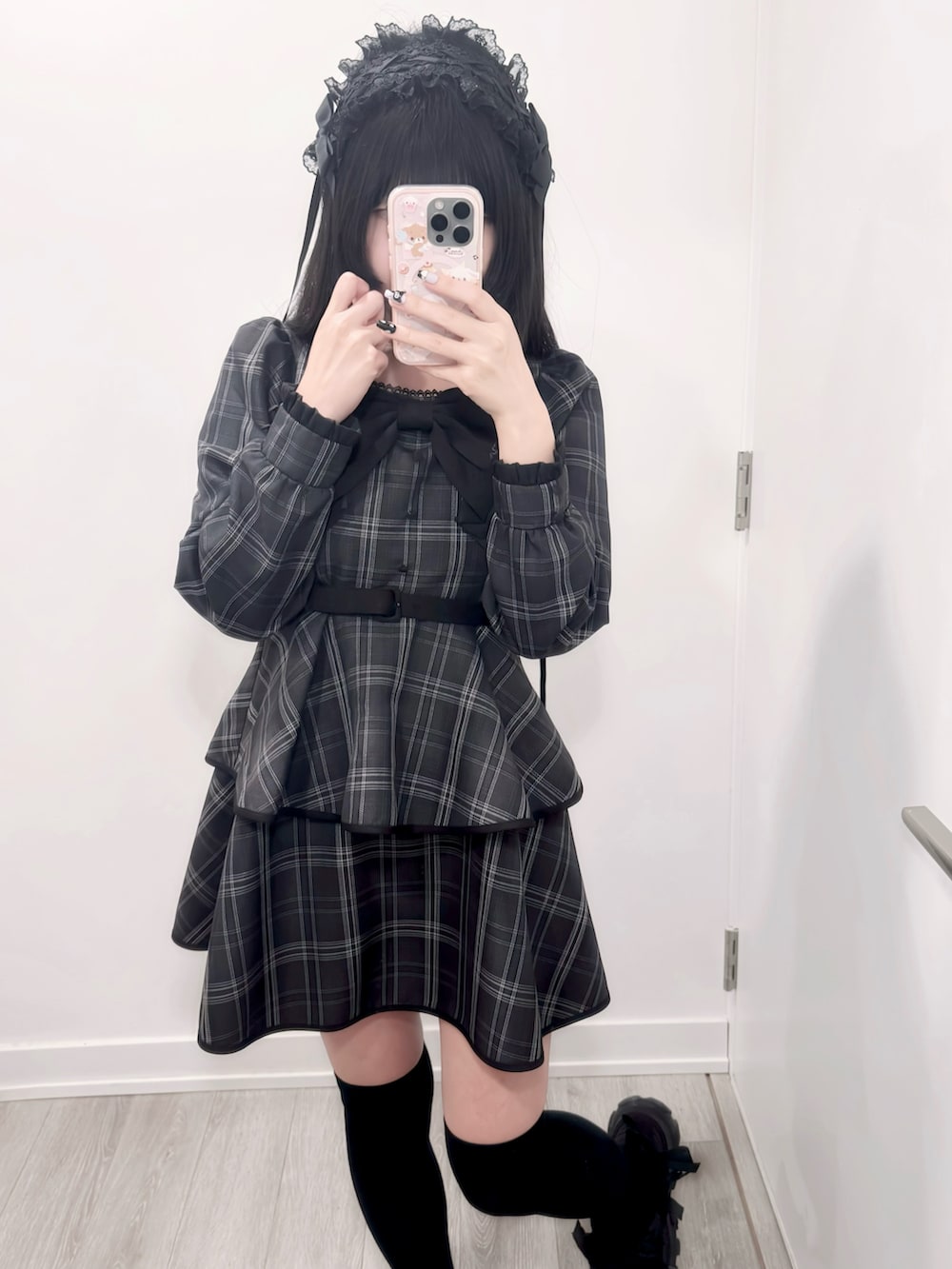 ブラック系のスニーカー、ブラック系のワンピース/ドレスを着用したレディースの冬コーディネートの3枚目の写真