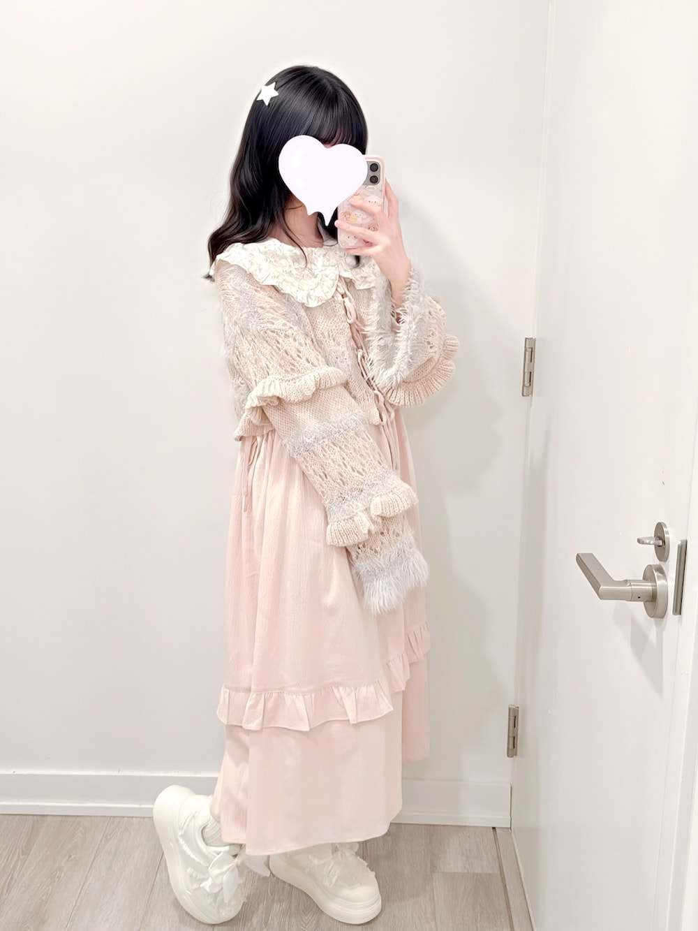 グレー系のカーディガン/ボレロ、ピンク系のワンピース、ホワイト系のスニーカーを着用したレディースの冬コーディネートの2枚目の写真