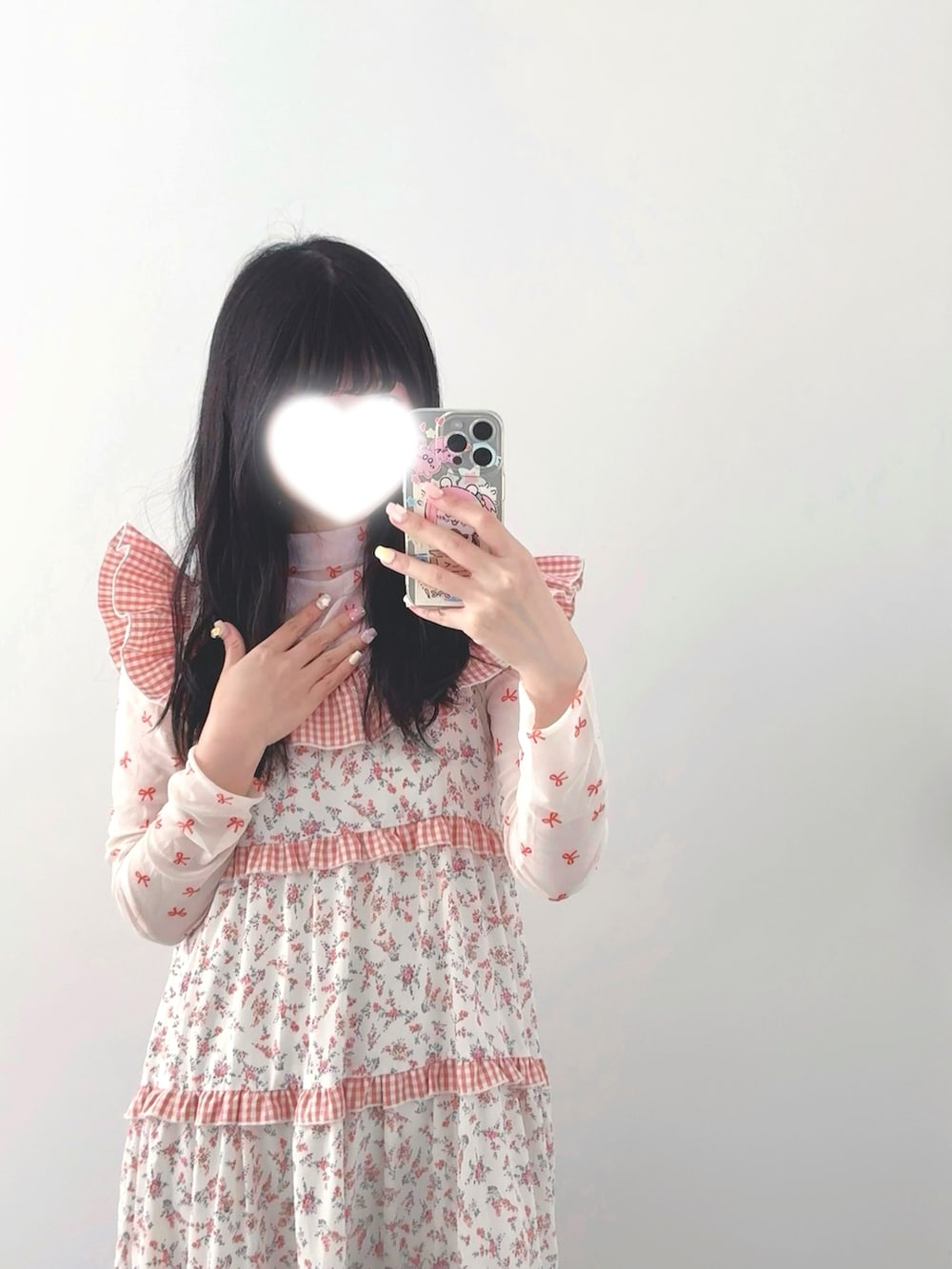 ピンク系のワンピース、ホワイト系のサンダルを着用したレディースの春コーディネートの2枚目の写真