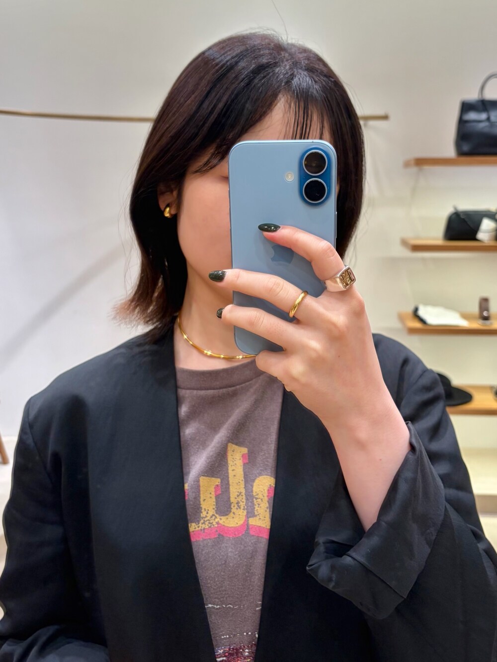 ブラック系のノーカラージャケット、グレー系のTシャツ/カットソー、ブラック系のシャツ/ブラウスを着用したレディースの秋コーディネートの6枚目の写真