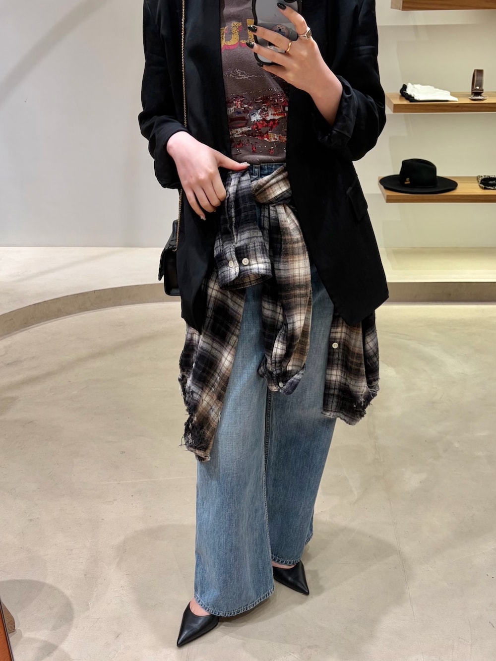 ブラック系のノーカラージャケット、グレー系のTシャツ/カットソー、ブラック系のシャツ/ブラウスを着用したレディースの秋コーディネートの5枚目の写真