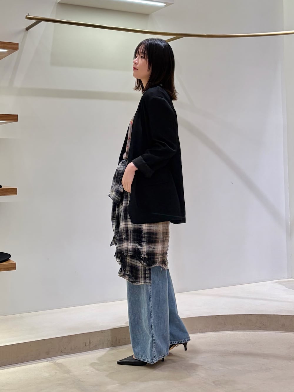 ブラック系のノーカラージャケット、グレー系のTシャツ/カットソー、ブラック系のシャツ/ブラウスを着用したレディースの秋コーディネートの3枚目の写真