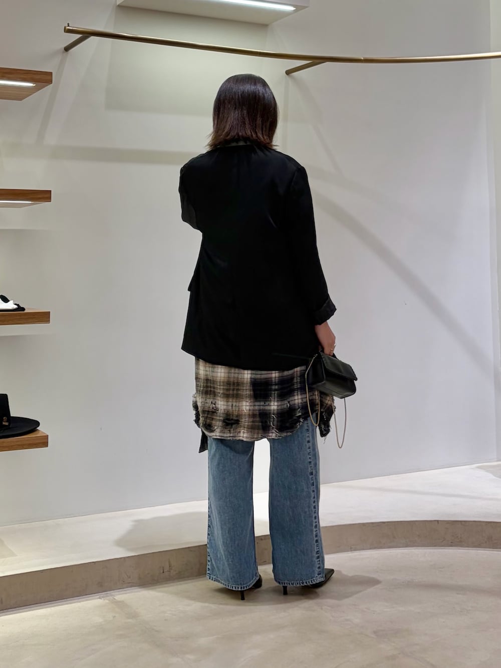 ブラック系のノーカラージャケット、グレー系のTシャツ/カットソー、ブラック系のシャツ/ブラウスを着用したレディースの秋コーディネートの4枚目の写真