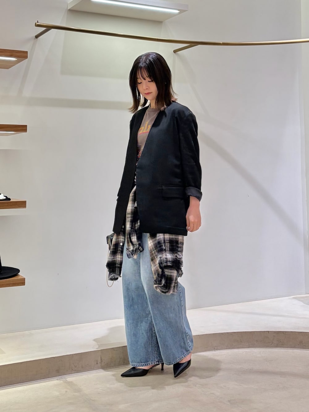 ブラック系のノーカラージャケット、グレー系のTシャツ/カットソー、ブラック系のシャツ/ブラウスを着用したレディースの秋コーディネートの2枚目の写真