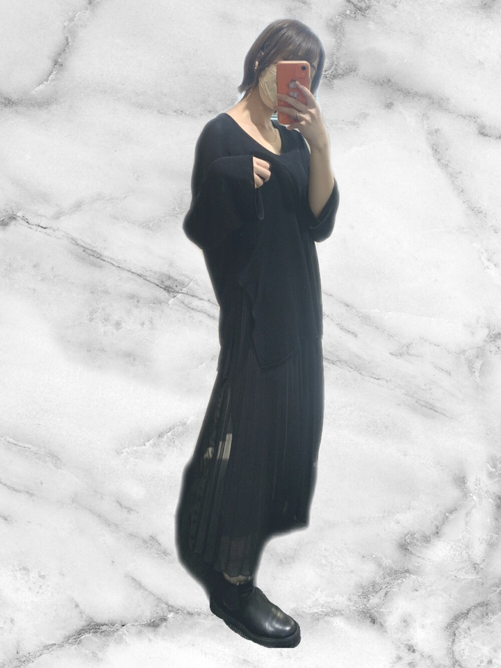 ブラック系のニット/セーター、ブラック系のスカート、ブラック系のブーツを着用したレディースの秋コーディネートの2枚目の写真