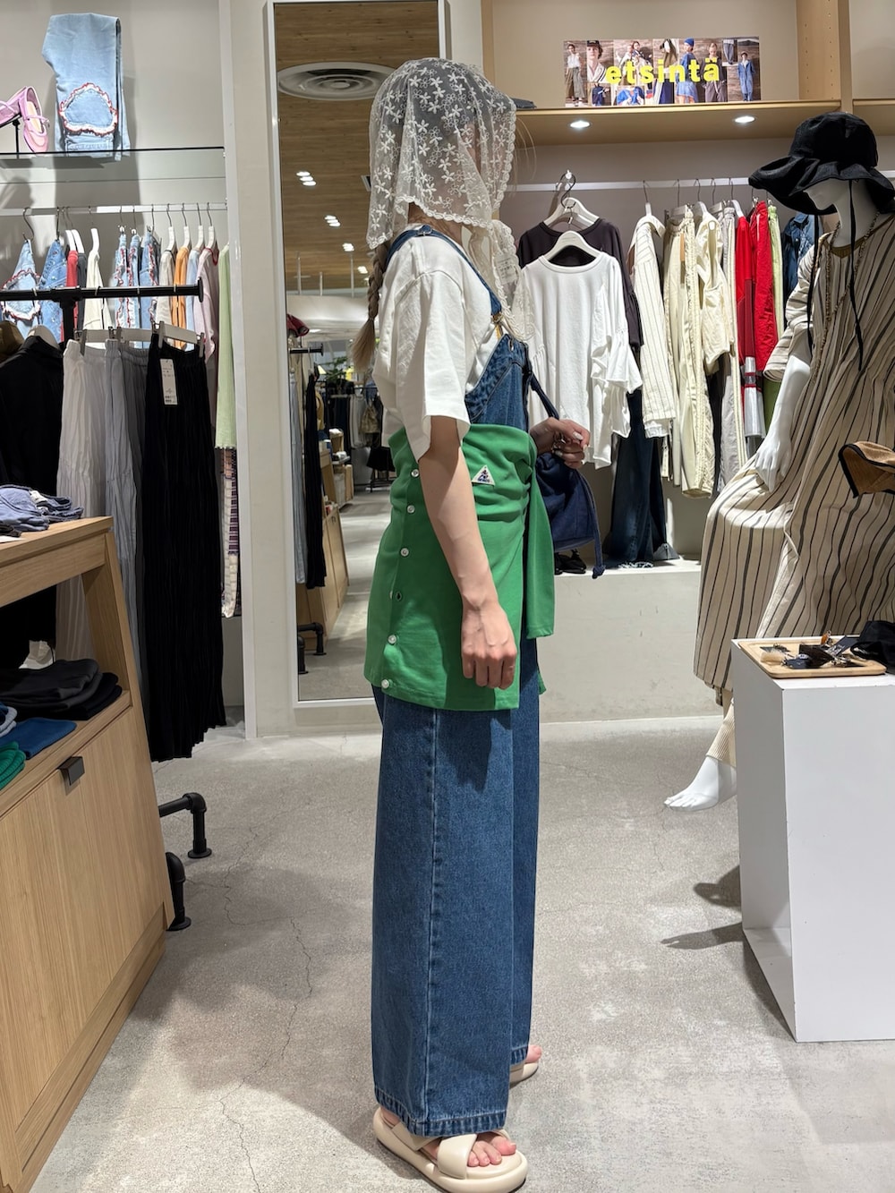 ホワイト系のTシャツ/カットソー、グリーン系のカーディガン/ボレロ、ブルー系のショルダーバッグを着用したレディースの夏コーディネートの4枚目の写真