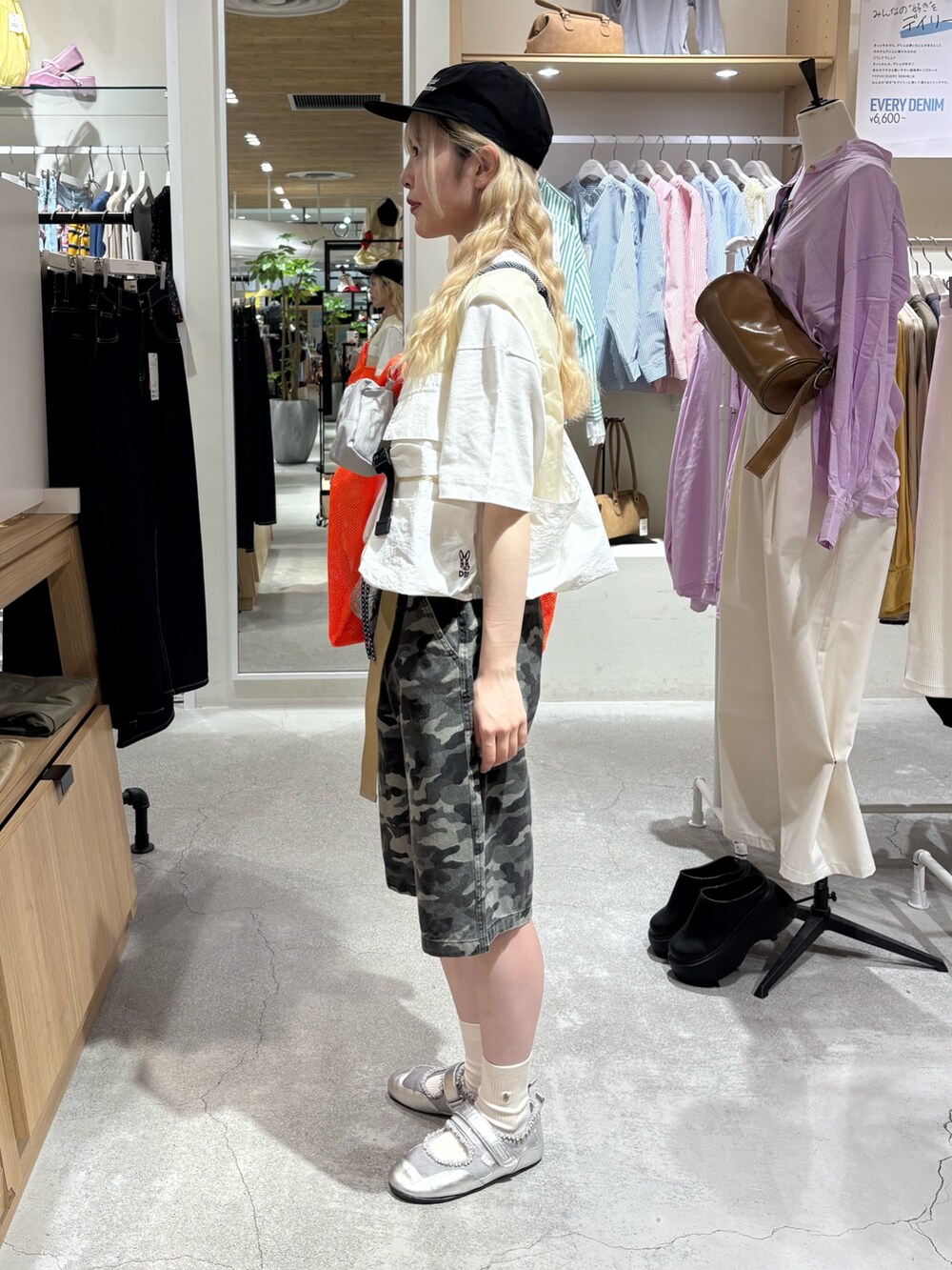 ホワイト系のベスト、ホワイト系のTシャツ/カットソー、オレンジ系のトートバッグを着用したレディースの夏コーディネートの2枚目の写真