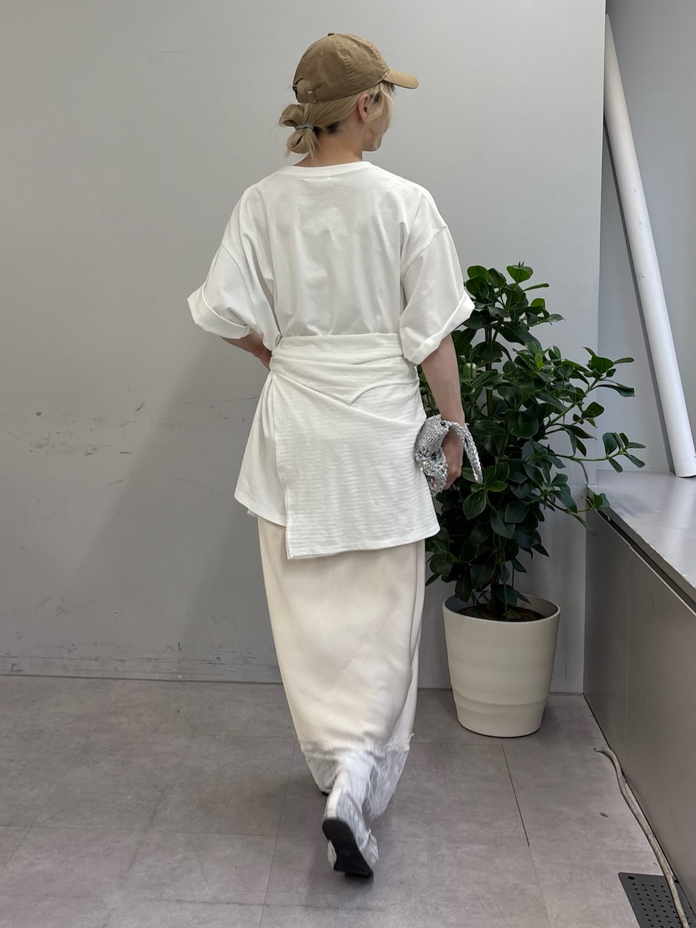 ホワイト系のTシャツ/カットソー、ホワイト系のTシャツ/カットソー、シルバー系のショルダーバッグを着用したレディースの春コーディネートの2枚目の写真