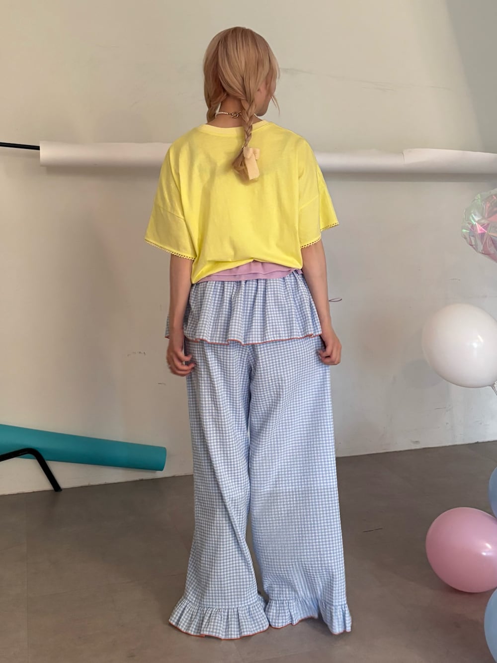 イエロー系のTシャツ/カットソー、ブルー系のその他パンツを着用したレディースの夏コーディネートの2枚目の写真
