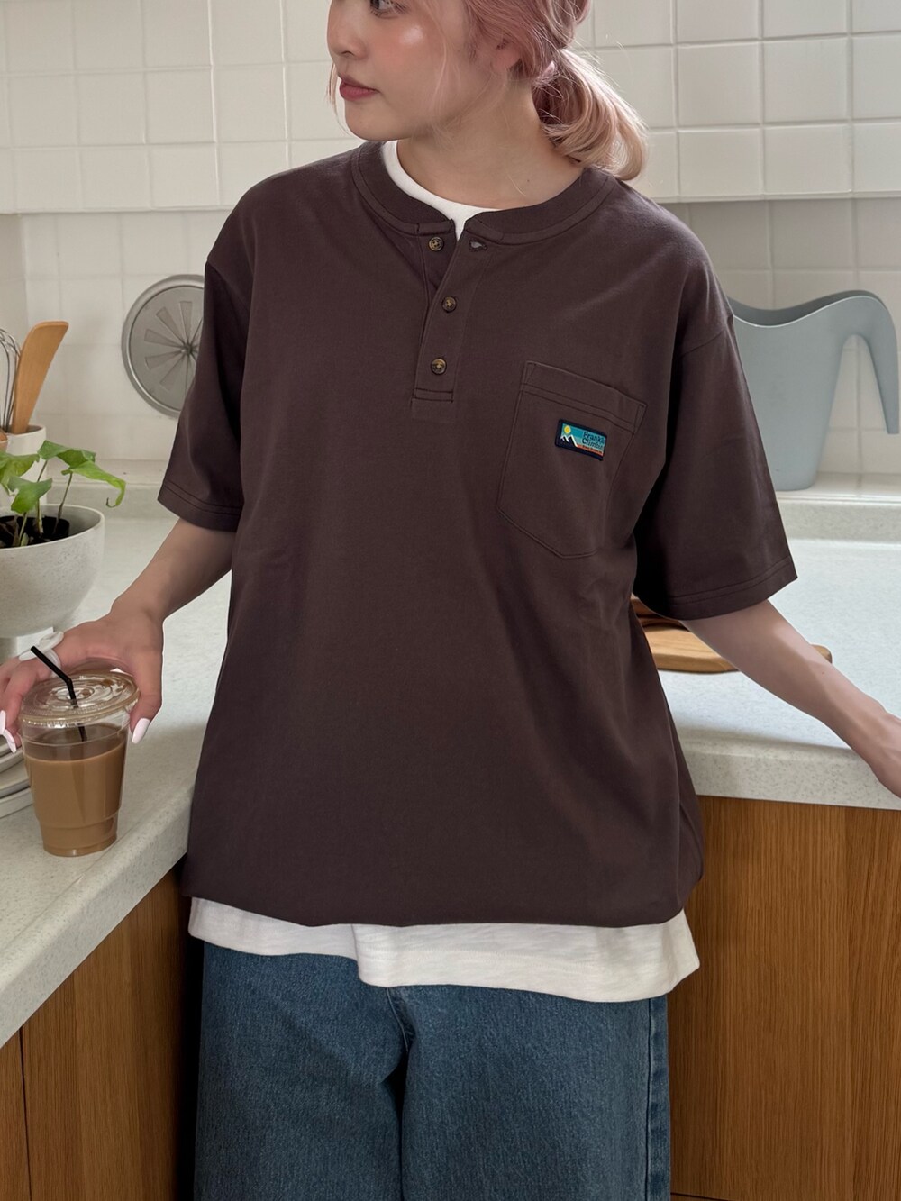 ブラウン系のTシャツ/カットソー、ブルー系のデニムパンツを着用したレディースの夏コーディネートの2枚目の写真