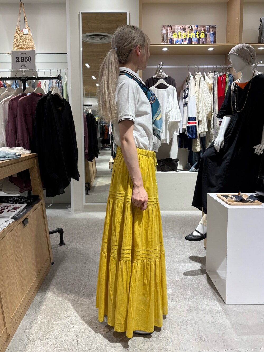 ホワイト系のポロシャツ、イエロー系のスカート、グリーン系のバンダナ/スカーフを着用したレディースの夏コーディネートの4枚目の写真