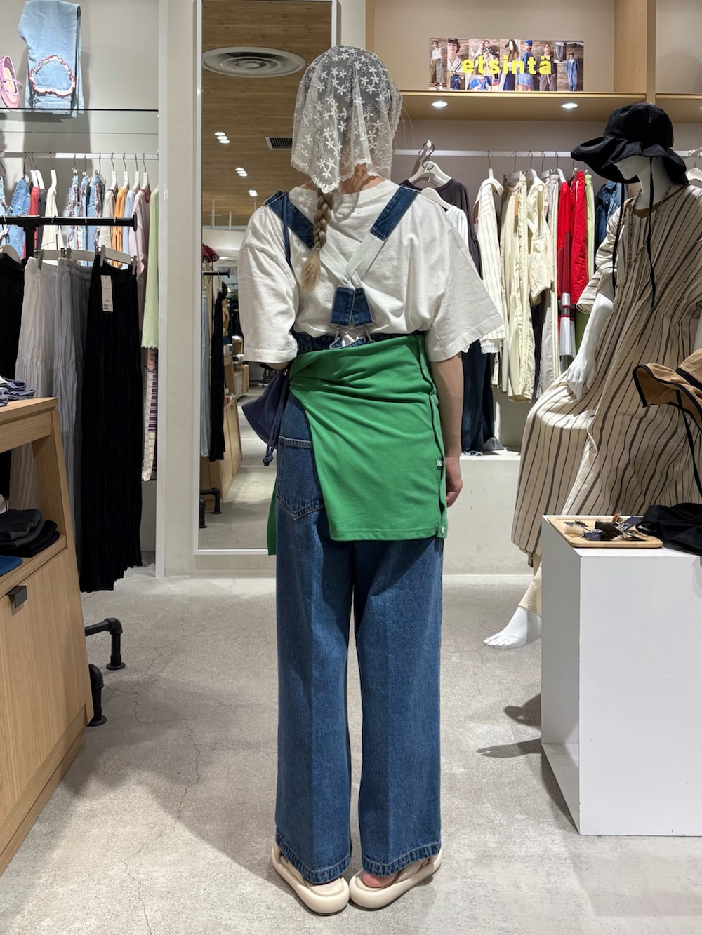 ホワイト系のTシャツ/カットソー、グリーン系のカーディガン/ボレロ、ブルー系のショルダーバッグを着用したレディースの夏コーディネートの3枚目の写真