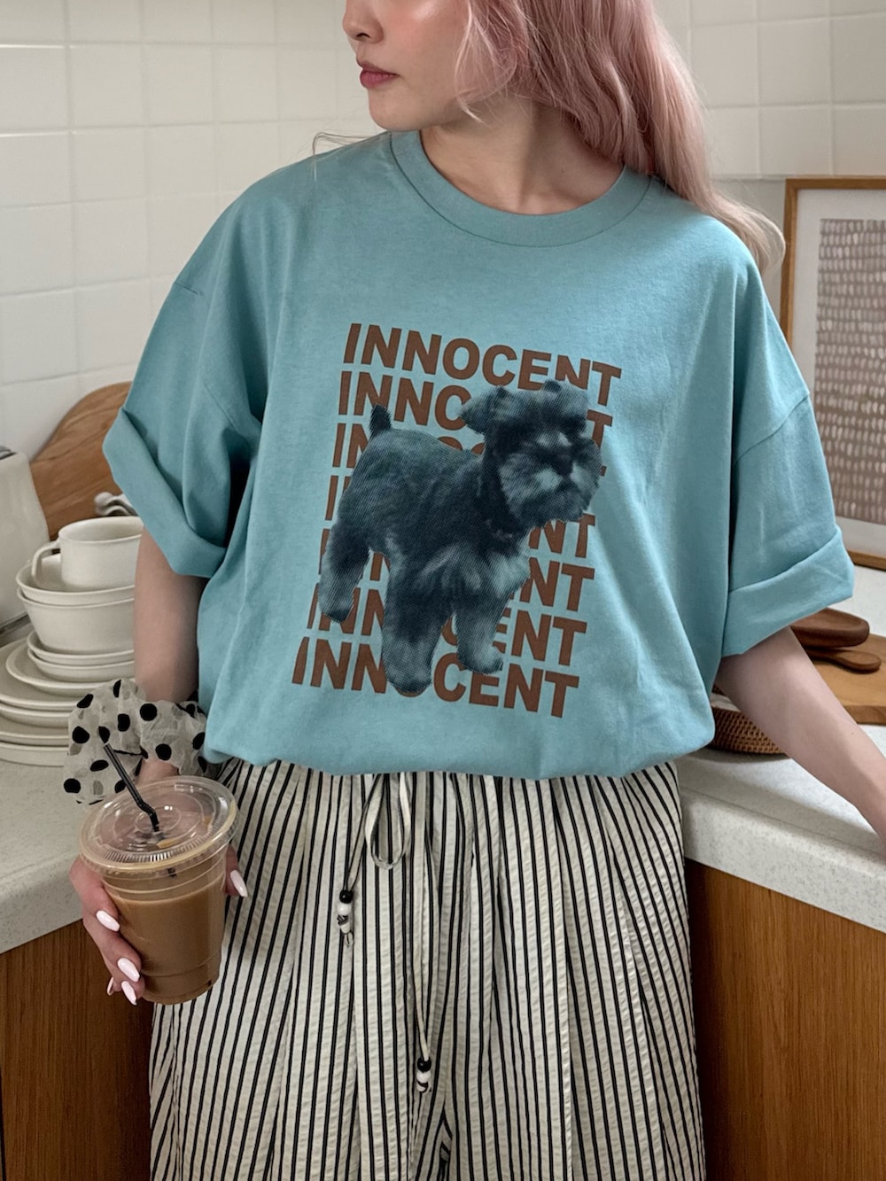 ブルー系のTシャツ/カットソー、ホワイト系のその他パンツを着用したレディースの夏コーディネートの2枚目の写真