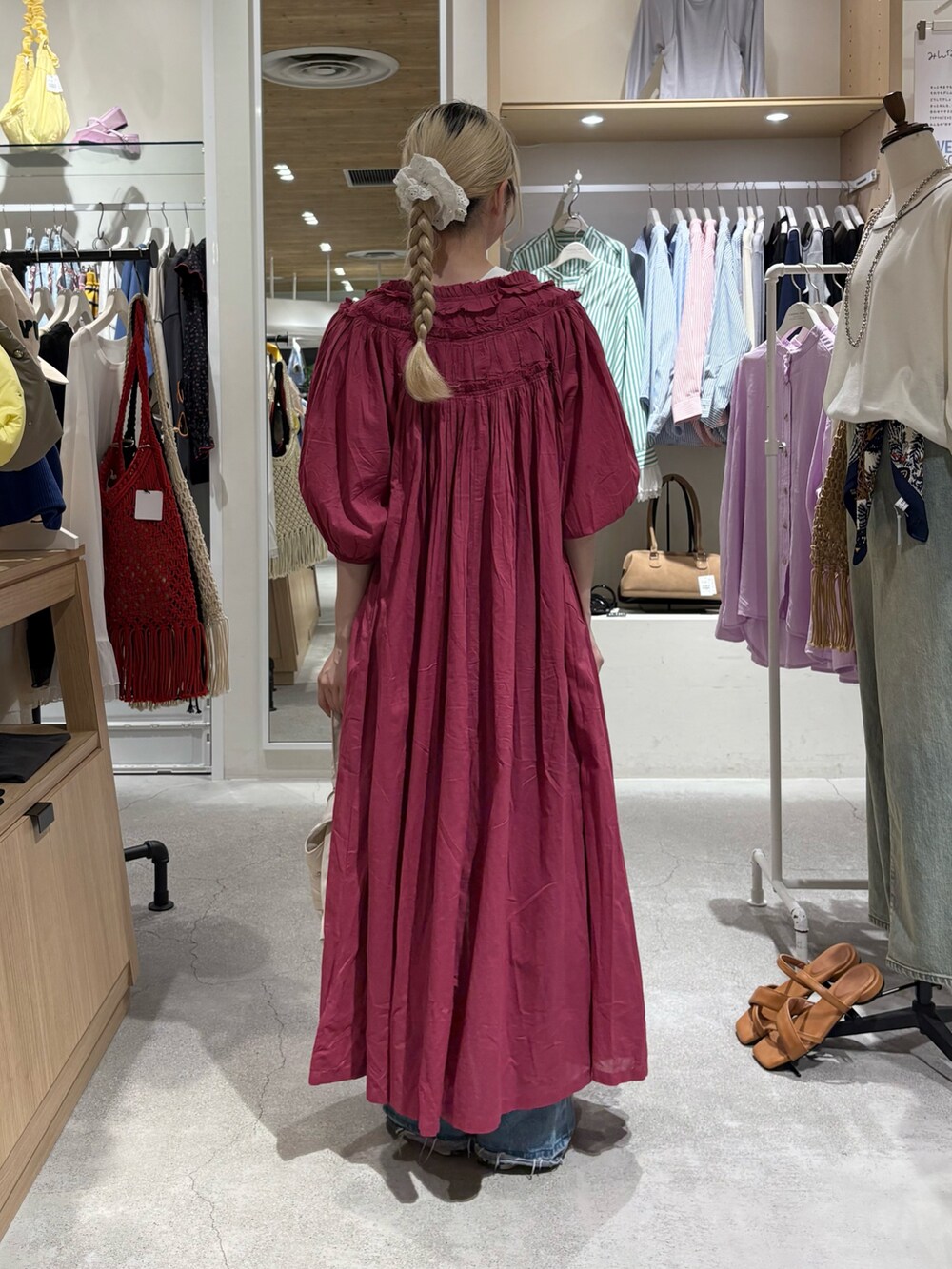ピンク系のワンピース、ホワイト系のTシャツ/カットソー、ホワイト系のトートバッグを着用したレディースの夏コーディネートの3枚目の写真