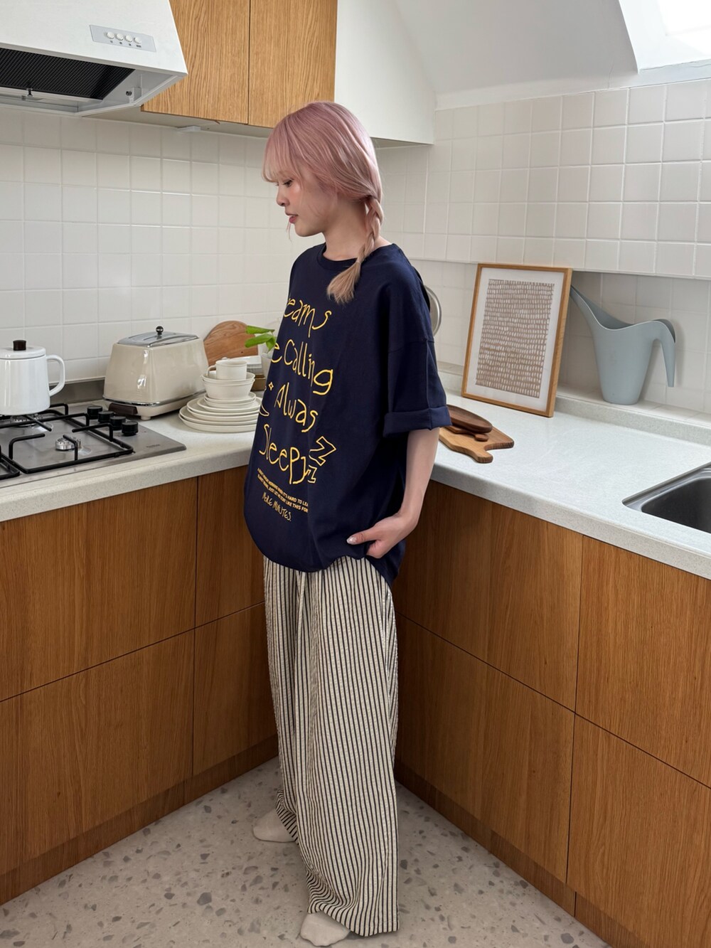 ブルー系のTシャツ/カットソー、ホワイト系のその他パンツを着用したレディースの夏コーディネートの2枚目の写真