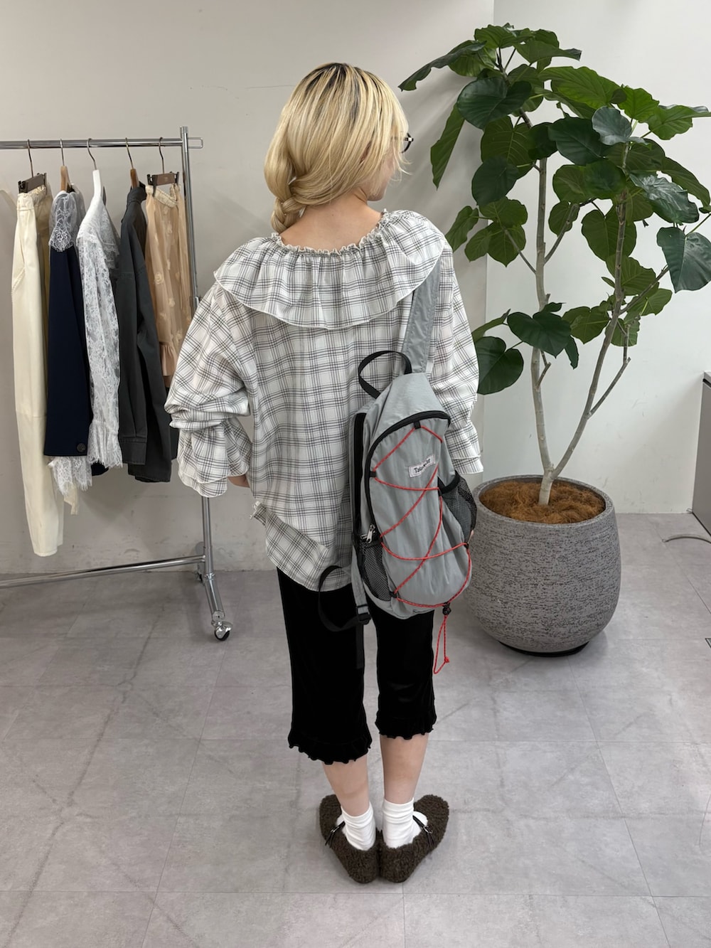 ホワイト系のシャツ/ブラウス、グレー系のバックパック/リュック、ブラック系のその他パンツを着用したレディースの秋コーディネートの3枚目の写真
