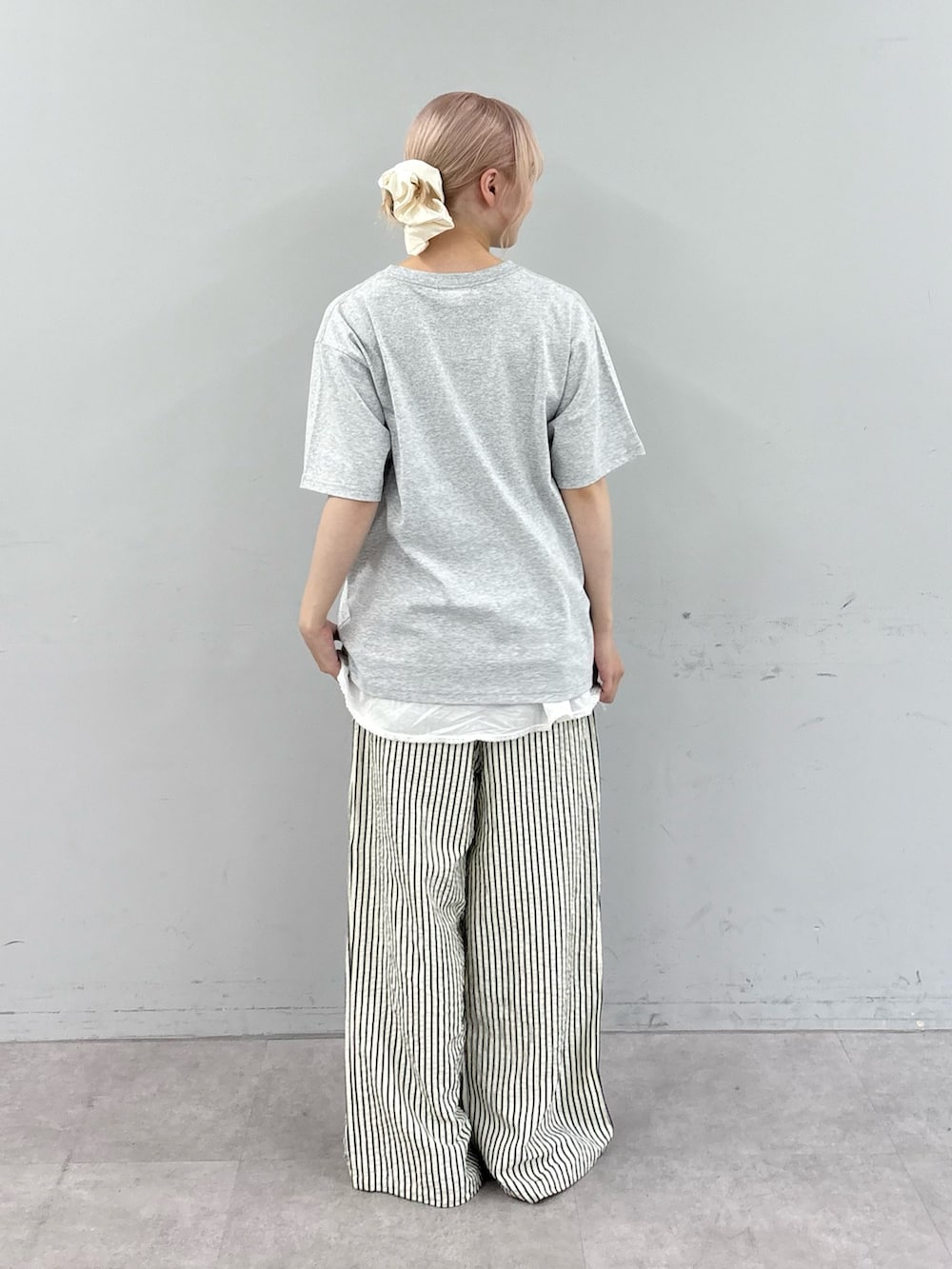 グレー系のTシャツ/カットソー、ホワイト系のスカート、ホワイト系のその他パンツを着用したレディースの夏コーディネートの2枚目の写真
