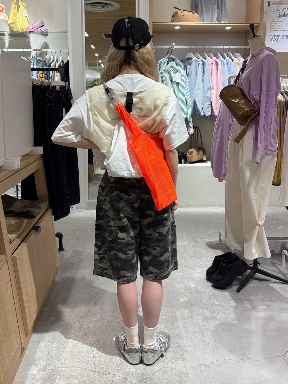 ホワイト系のベスト、ホワイト系のTシャツ/カットソー、オレンジ系のトートバッグを着用したレディースの夏コーディネートの3枚目の写真