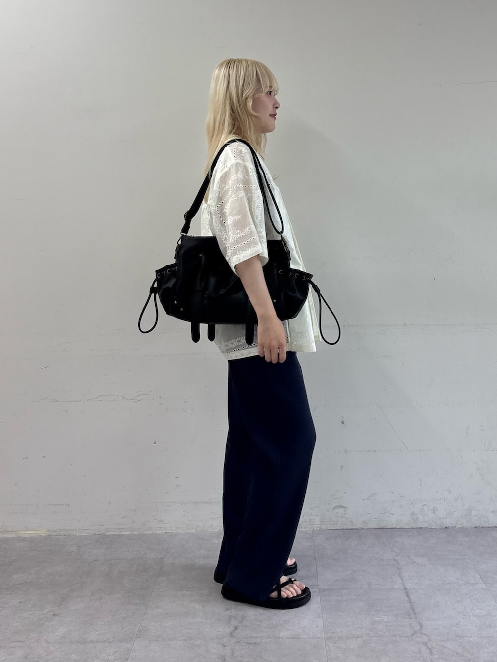 ホワイト系のシャツ/ブラウス、ブラウン系のタンクトップ、ブラック系のショルダーバッグを着用したレディースの夏コーディネートの2枚目の写真
