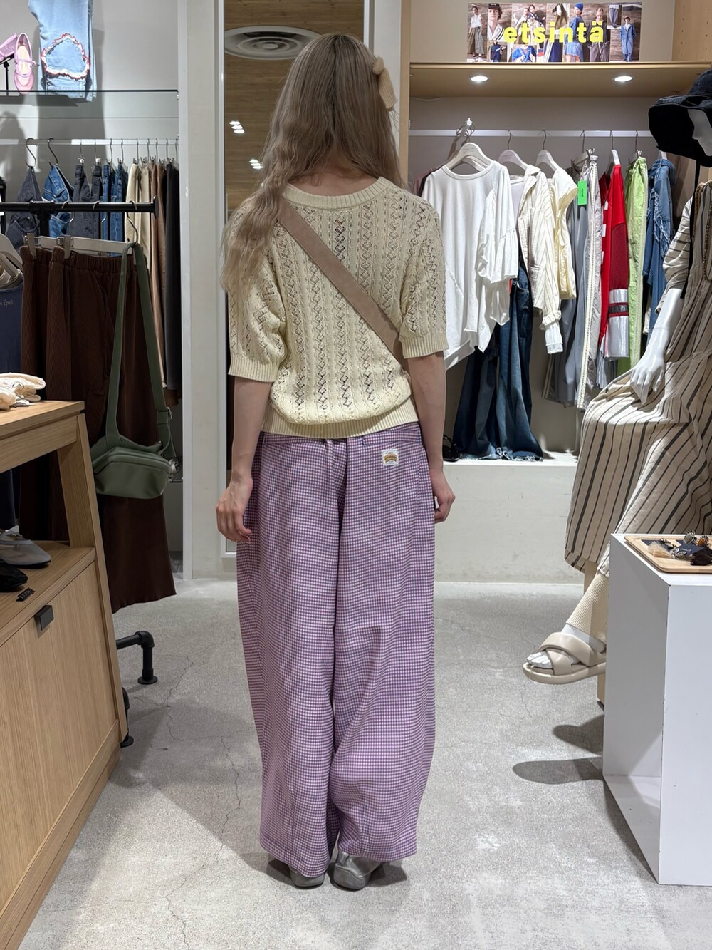 ホワイト系のカーディガン/ボレロ、ホワイト系のショルダーバッグ、パープル系のその他パンツを着用したレディースの夏コーディネートの3枚目の写真
