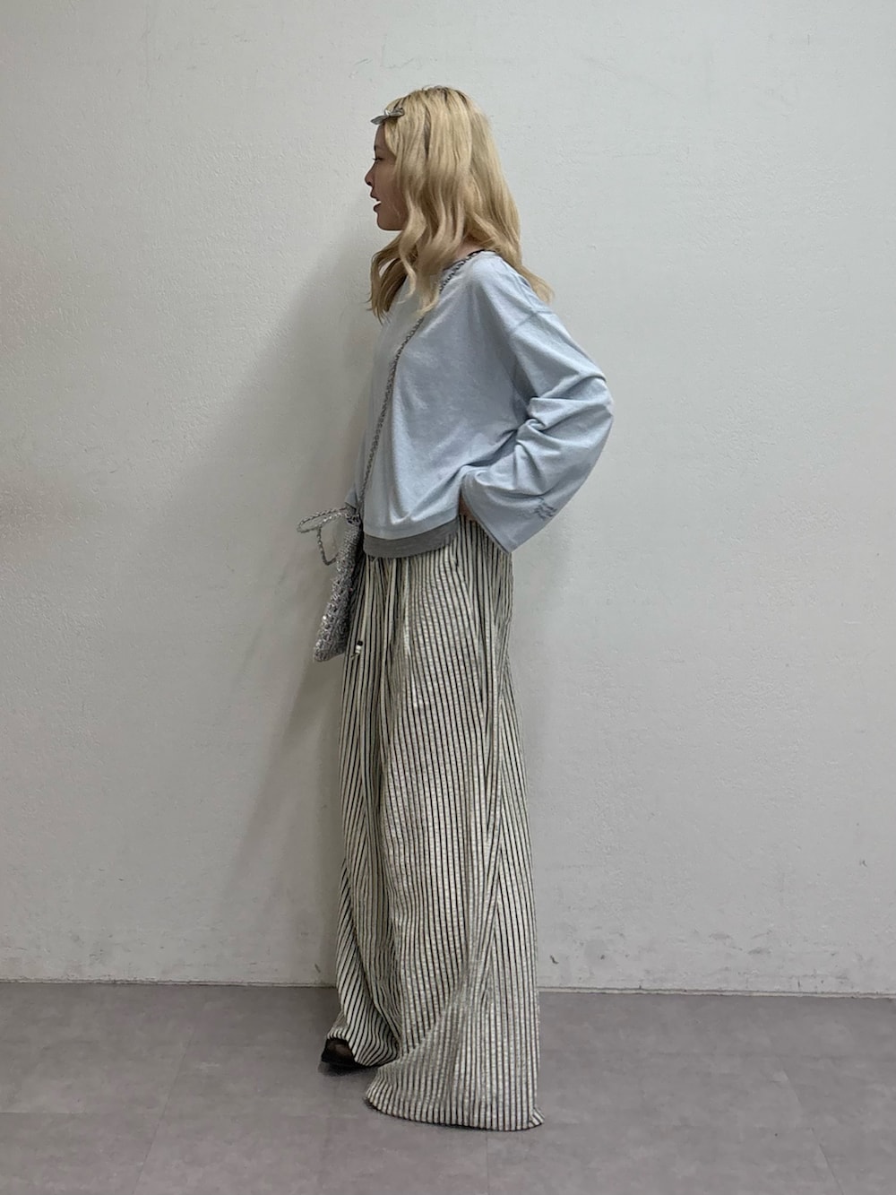 ブルー系のTシャツ/カットソー、シルバー系のショルダーバッグ、ホワイト系のその他パンツを着用したレディースの春コーディネートの2枚目の写真