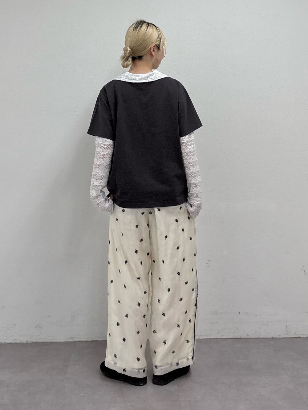 グレー系のTシャツ/カットソー、ホワイト系のTシャツ/カットソー、ホワイト系のその他パンツを着用したレディースの夏コーディネートの2枚目の写真