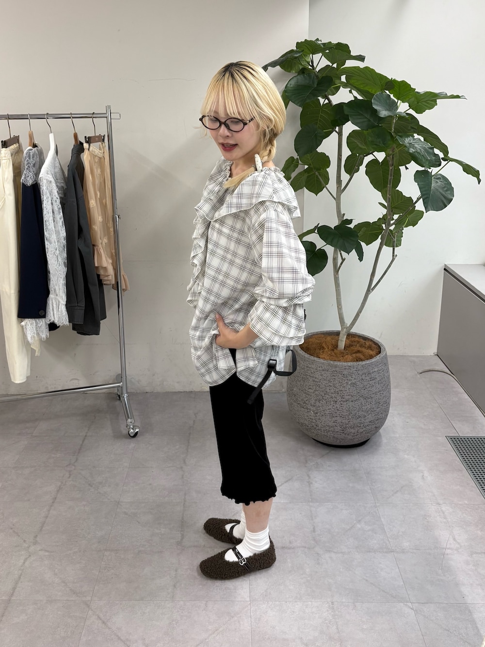 ホワイト系のシャツ/ブラウス、グレー系のバックパック/リュック、ブラック系のその他パンツを着用したレディースの秋コーディネートの2枚目の写真