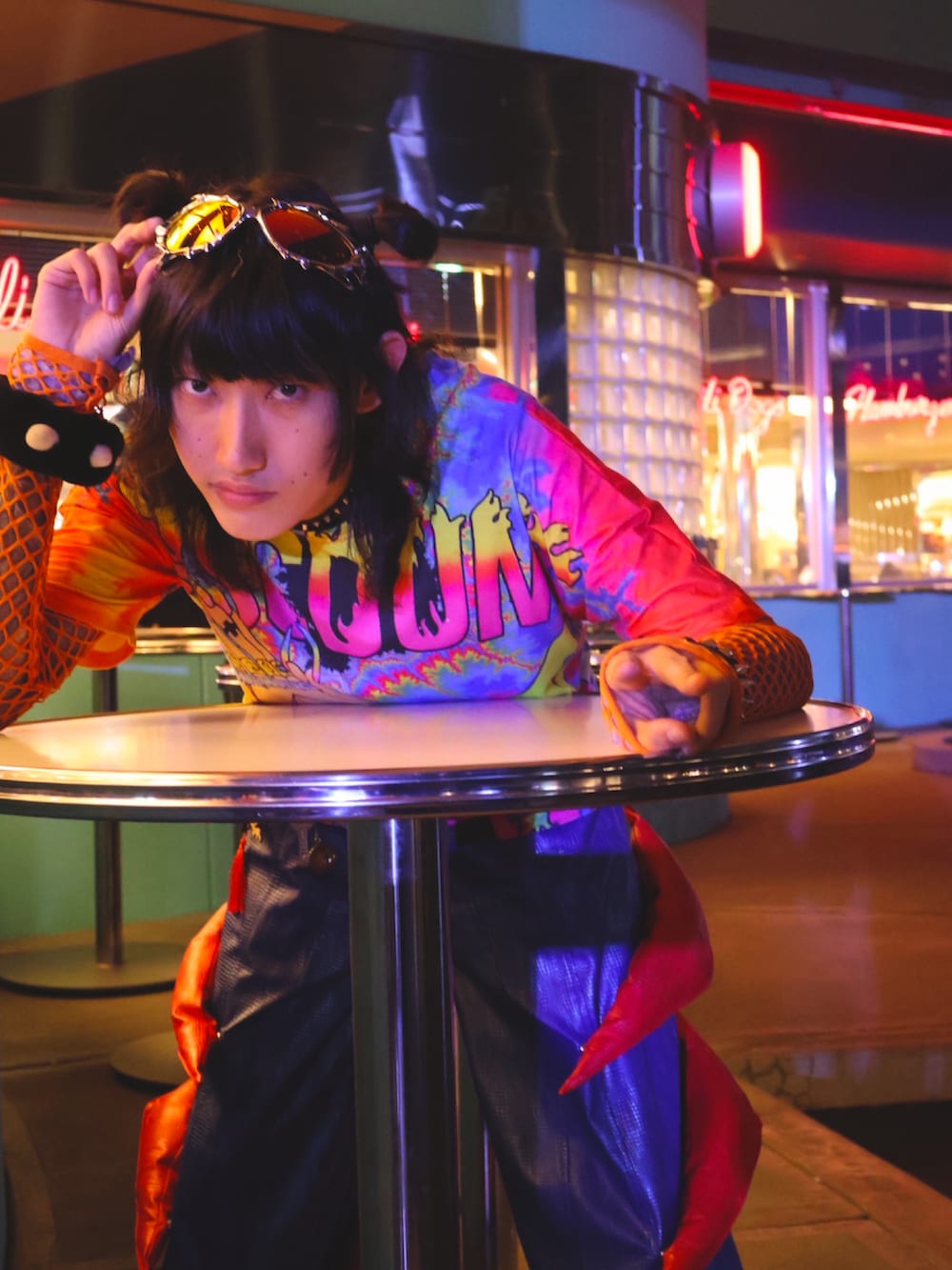 ブラック系のスニーカー、その他のTシャツ/カットソー、オレンジ系のその他トップスを着用したメンズの秋コーディネートの2枚目の写真