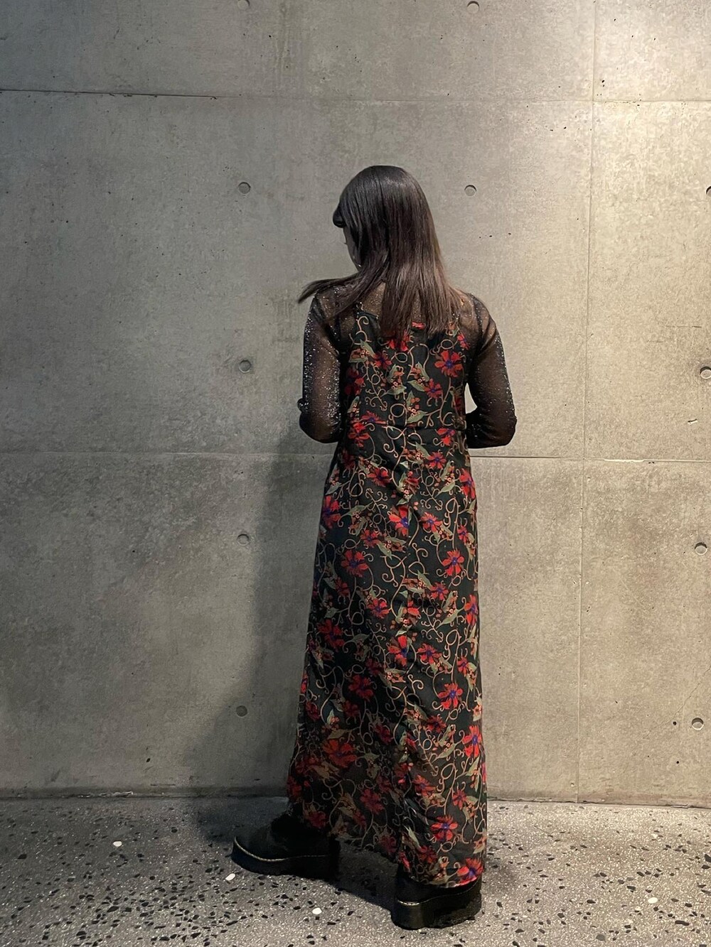 ブラック系のTシャツ/カットソー、グリーン系のワンピースを着用したレディースの冬コーディネートの5枚目の写真