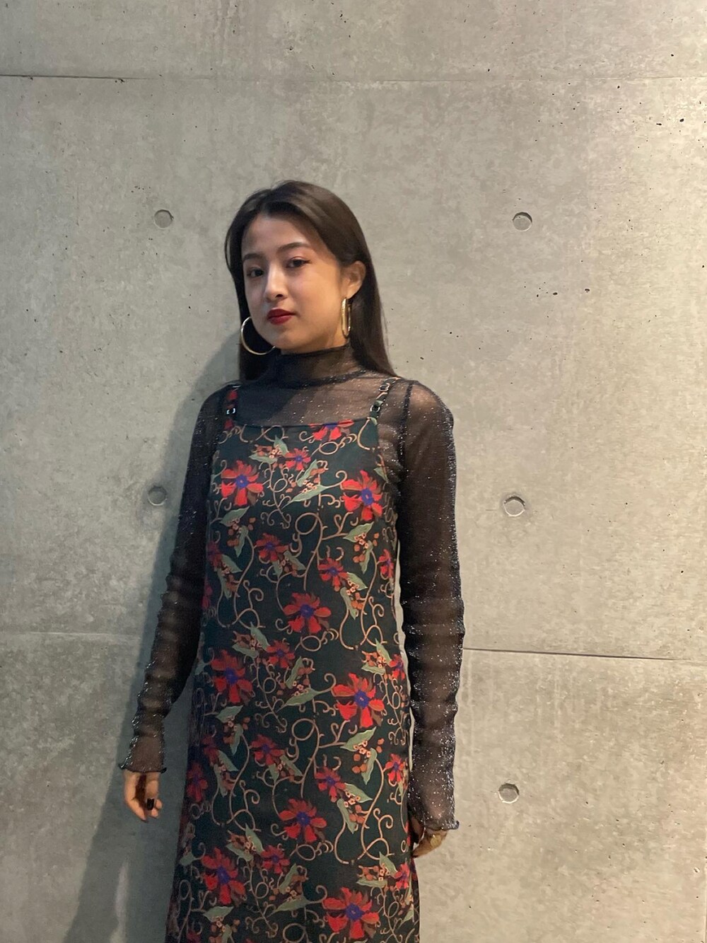 ブラック系のTシャツ/カットソー、グリーン系のワンピースを着用したレディースの冬コーディネートの2枚目の写真