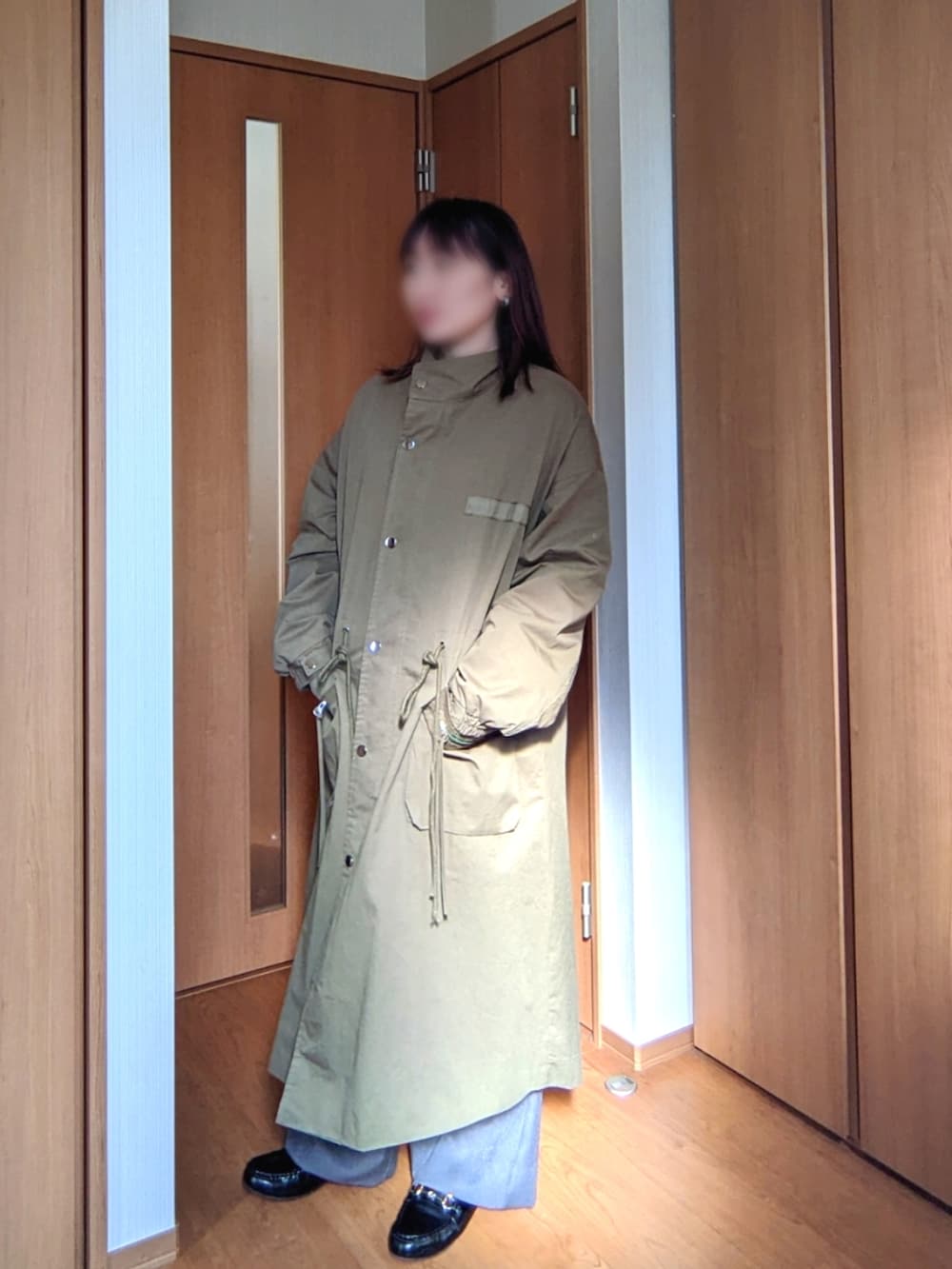 ピンク系のスウェット、グレー系のパンツ、ブラック系のローファーを着用したレディースの春コーディネートの2枚目の写真