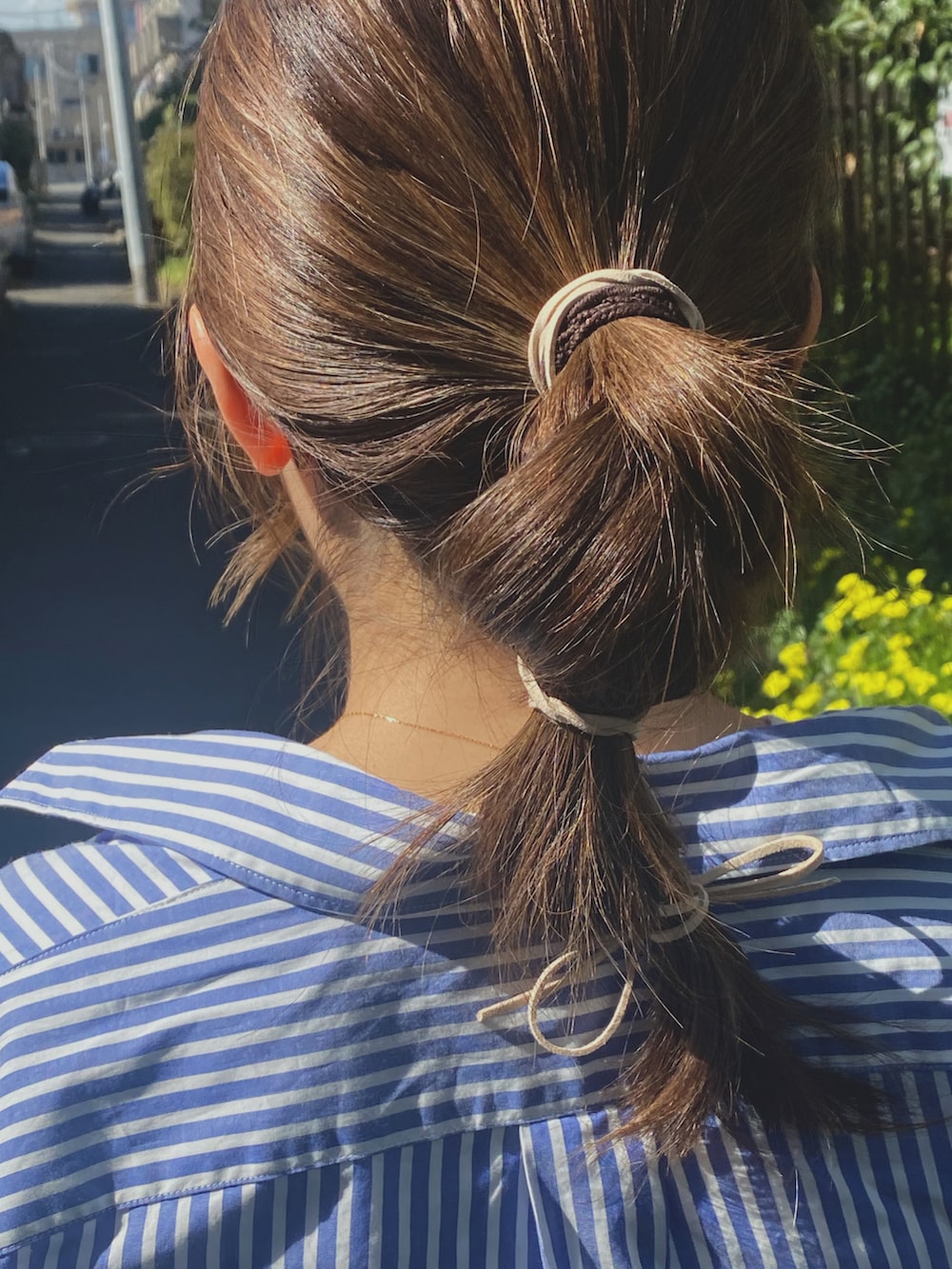 ブルー系のデニムパンツ、ブルー系のシャツ/ブラウスを着用したレディースの春コーディネートの2枚目の写真