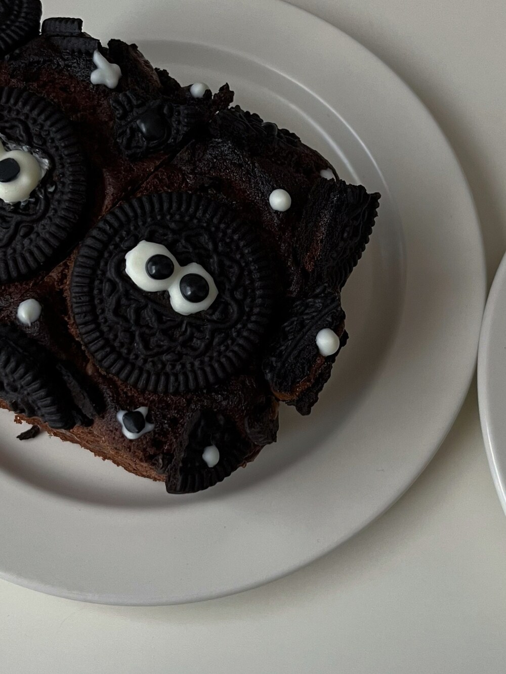 グレー系のパーカー、グレー系のスウェット、ブルー系のデニムパンツを着用したメンズの冬コーディネートの2枚目の写真