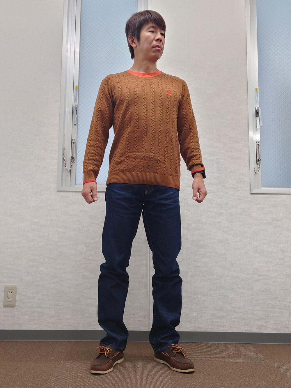 「BURBERRY BLACK LABELのアイテム（トレンチコート、ブラウン系）」を使った、gisaoさん（メンズ・171cm）の冬コーディネートの2枚目の写真