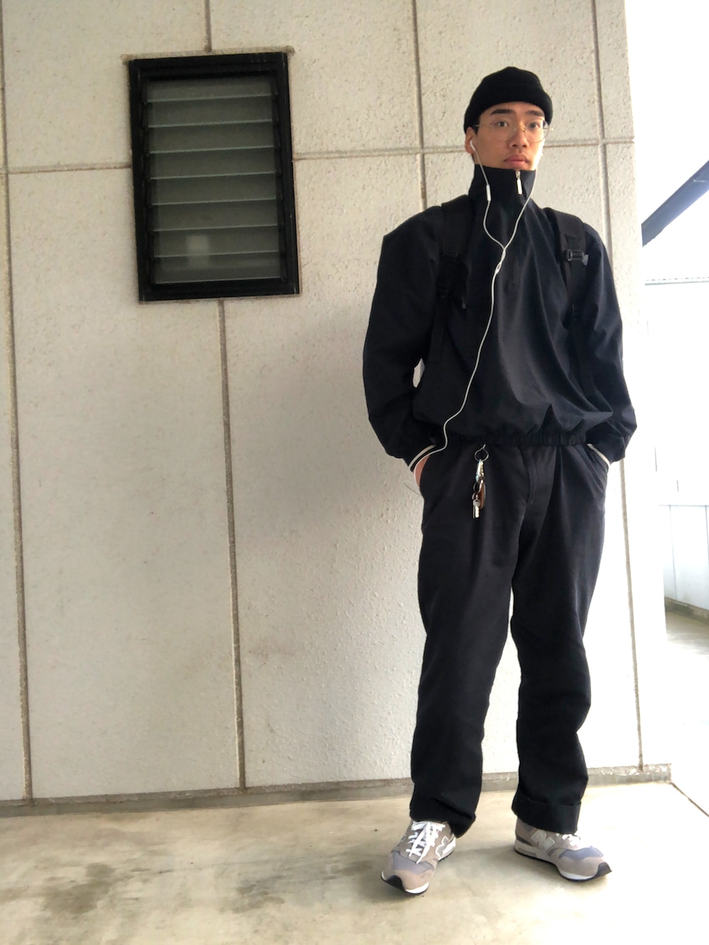 「大人カジュアル、メンズファッション、今日のコーデ、ビッグシルエット、キレイめ、ブラックコーデ、ビーニー、ニューバランス、ニューバランス565、スニーカーコーデ、ブラック×グレー、古着MIX、古着コーデ、古着好きな人と繋がりたい」｜「Right-onのコットンローワッチ（ニットキャップ/ビーニー、ブラック系）」を使った、kyooonn543さん（メンズ・177cm）の冬コーディネートの2枚目の写真