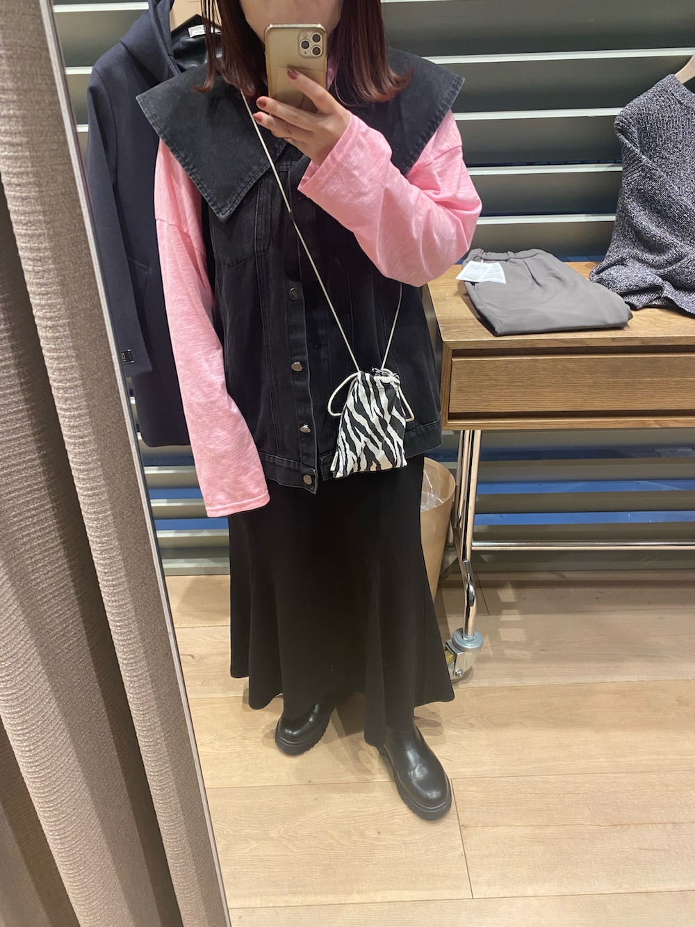 ピンク系のTシャツ/カットソー、ブラック系のベストを着用したレディースの冬コーディネートの3枚目の写真