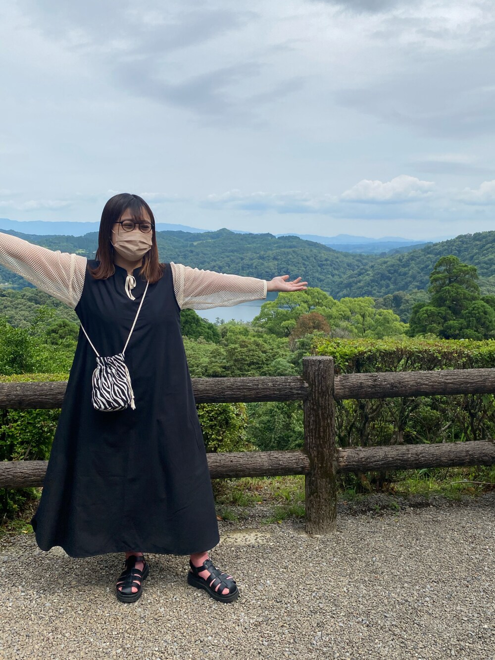 ホワイト系のTシャツ/カットソーを着用したレディースの秋コーディネートの2枚目の写真