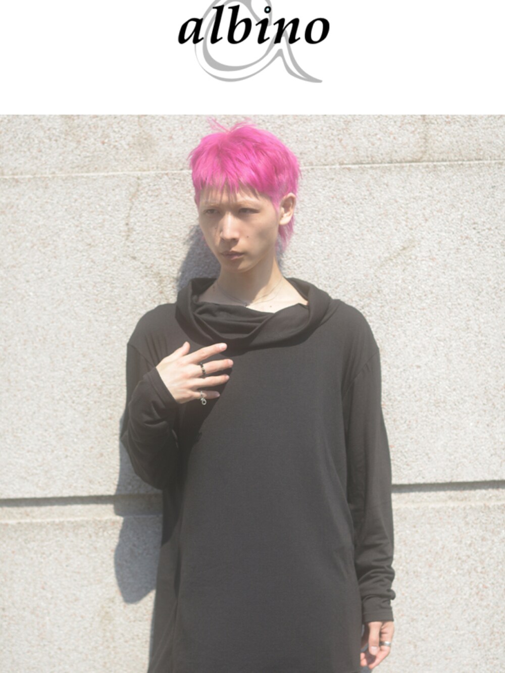 「モード、モノトーン、モノトーンコーデ、オールブラック、ブラックコーデ、黒コーデ、黒Tシャツ、ワイドパンツ、ストリート、ブーツ、ワントーンコーデ、ロンT、ストリートMIX、ユニセックス、albino」｜「ALBINOのカウルネックロング丈カットソー（Tシャツ/カットソー、ブラック系）」を使った、ShotaroKonishiさん（メンズ・175cm）の秋コーディネートの2枚目の写真