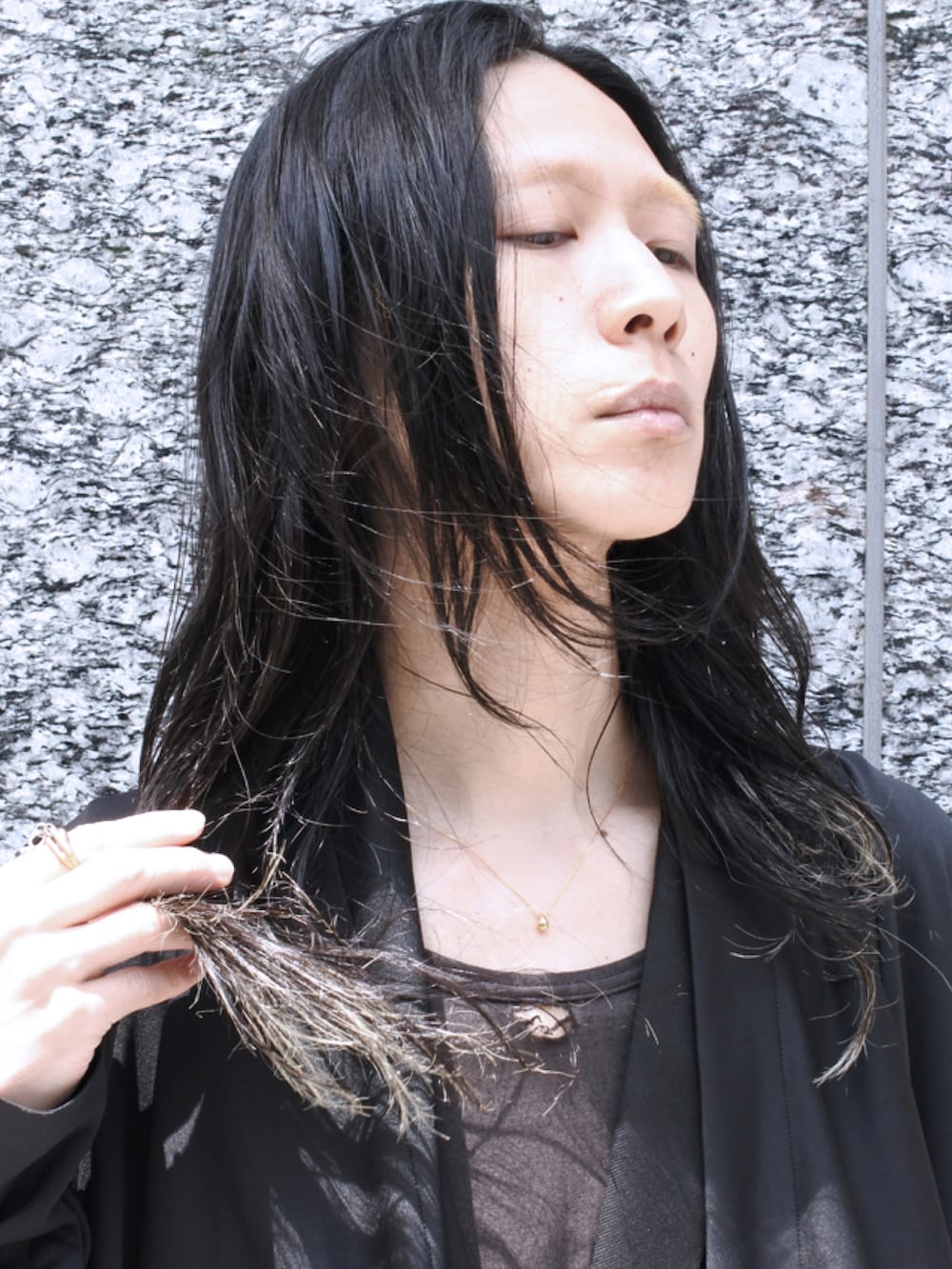ブラック系のカーディガン/ボレロ、ブラック系のベスト、ブラック系のTシャツ/カットソーを着用したメンズの秋コーディネートの5枚目の写真