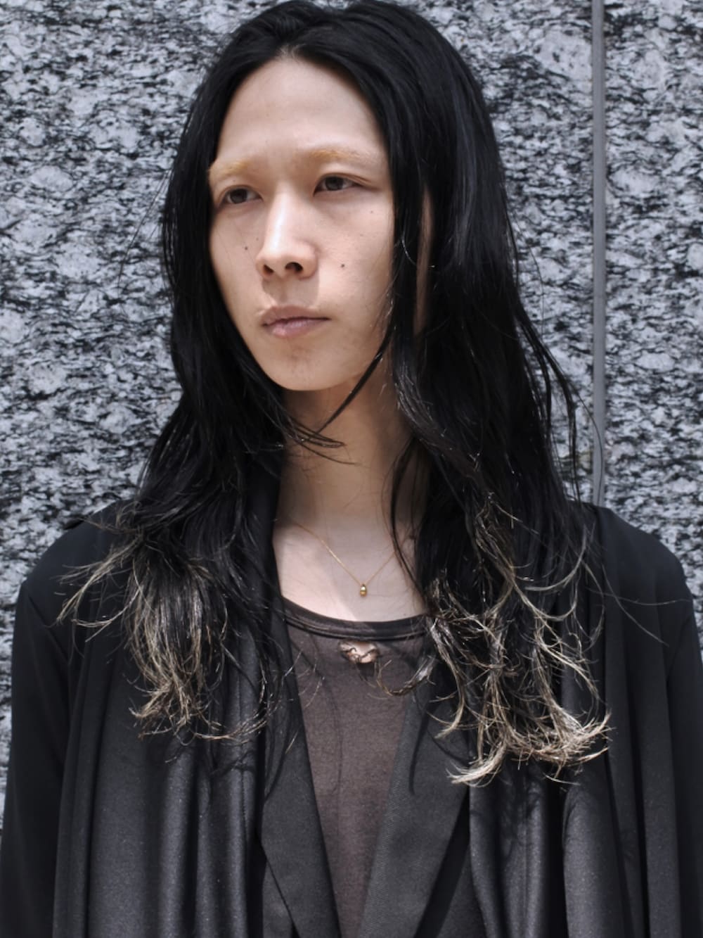 ブラック系のカーディガン/ボレロ、ブラック系のベスト、ブラック系のTシャツ/カットソーを着用したメンズの秋コーディネートの2枚目の写真