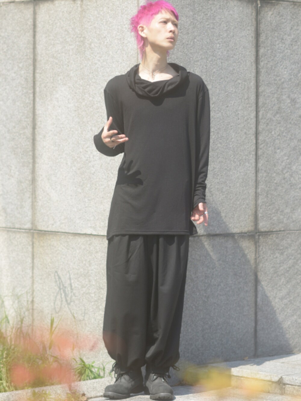 「モード、モノトーン、モノトーンコーデ、オールブラック、ブラックコーデ、黒コーデ、黒Tシャツ、ワイドパンツ、ストリート、ブーツ、ワントーンコーデ、ロンT、ストリートMIX、ユニセックス、albino」｜「ALBINOのカウルネックロング丈カットソー（Tシャツ/カットソー、ブラック系）」を使った、ShotaroKonishiさん（メンズ・175cm）の秋コーディネートの3枚目の写真