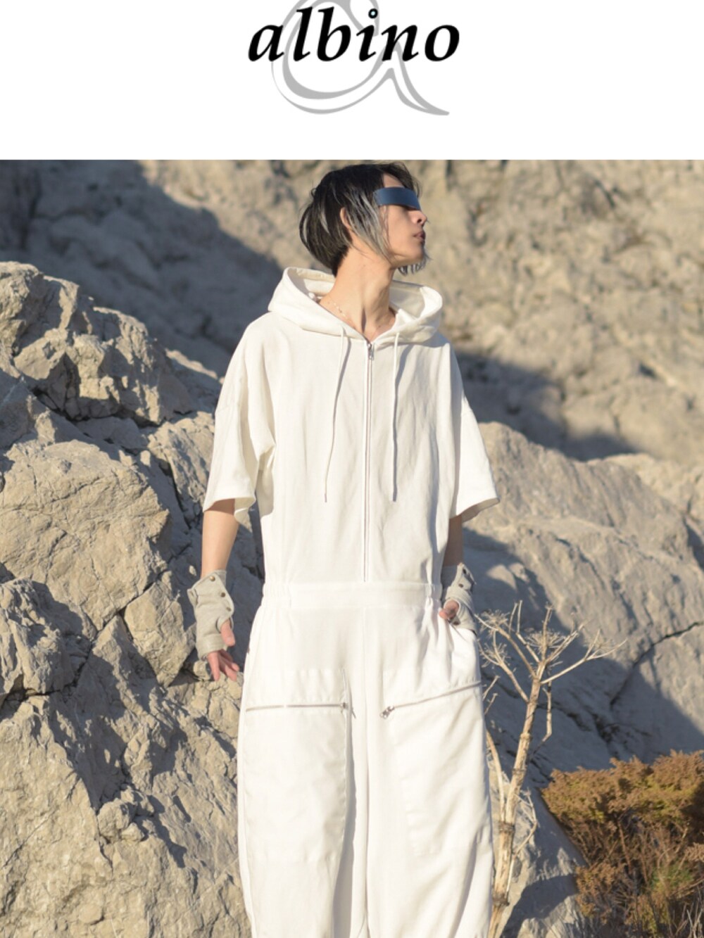 「モード、モノトーン、モノトーンコーデ、ワントーンコーデ、オールインワン、オールホワイト、白Tシャツ、白スニーカー、ホワイトコーデ、パーカー、ワイドパンツ、サングラス、スウェット、ユニセックス、albino」｜「ALBINOのパーカー×アラジンパンツ一体型オールインワン（つなぎ/オールインワン、ホワイト系）」を使った、ShotaroKonishiさん（メンズ・175cm）の春コーディネートの2枚目の写真