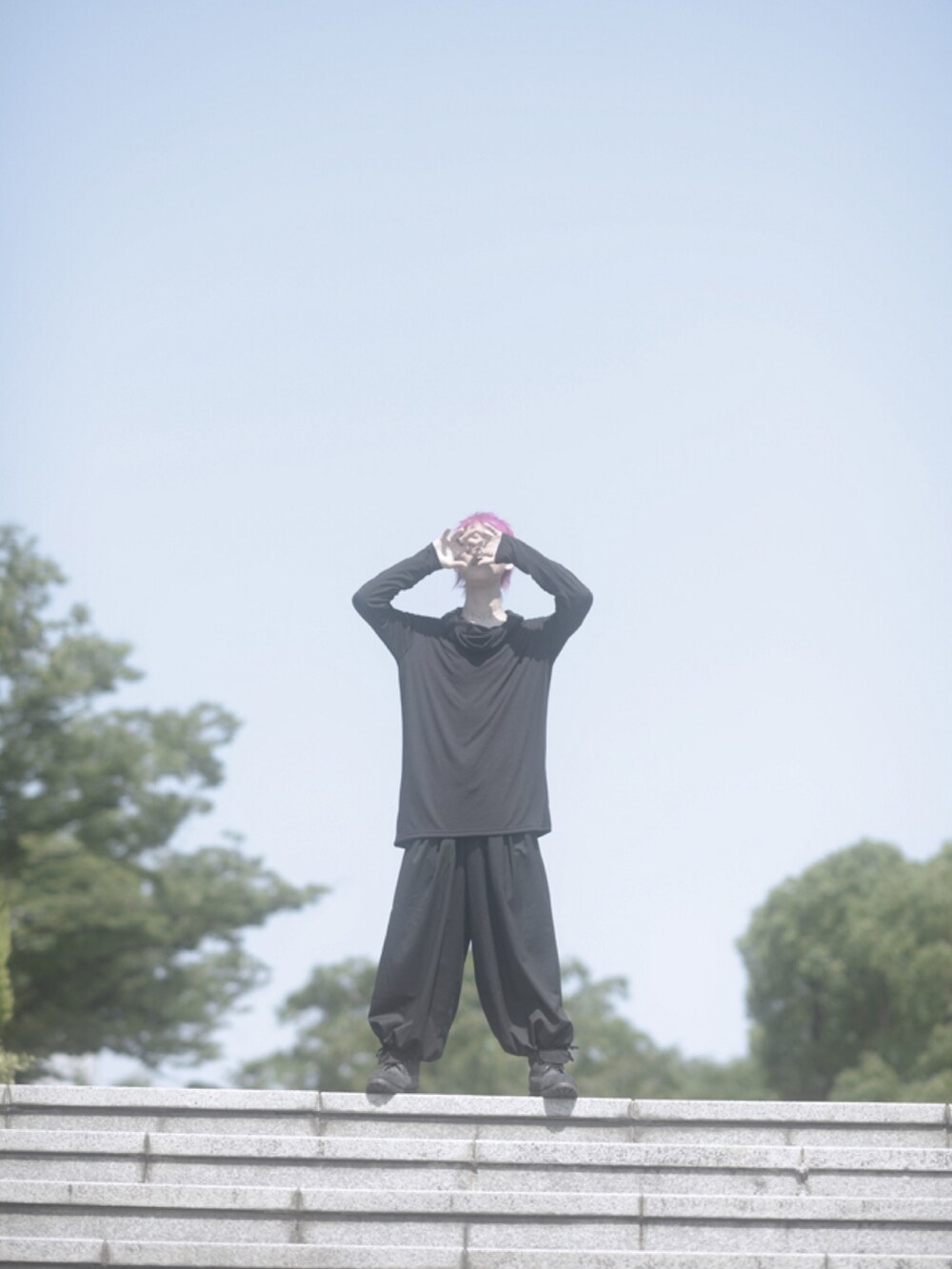 「モード、モノトーン、モノトーンコーデ、オールブラック、ブラックコーデ、黒コーデ、黒Tシャツ、ワイドパンツ、ストリート、ブーツ、ワントーンコーデ、ロンT、ストリートMIX、ユニセックス、albino」｜「ALBINOのカウルネックロング丈カットソー（Tシャツ/カットソー、ブラック系）」を使った、ShotaroKonishiさん（メンズ・175cm）の秋コーディネートの5枚目の写真
