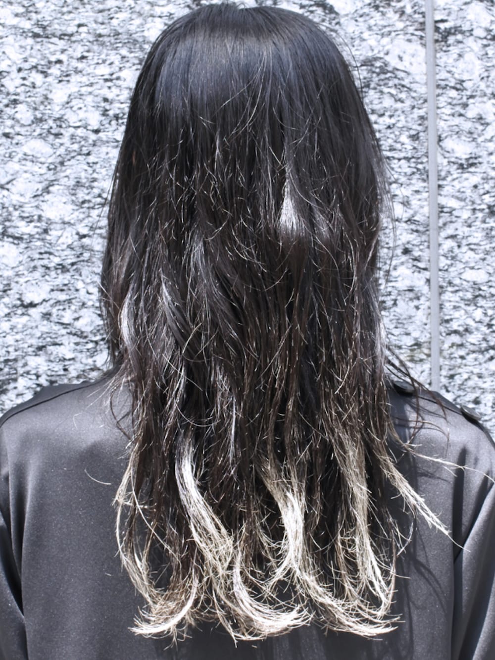 ブラック系のカーディガン/ボレロ、ブラック系のベスト、ブラック系のTシャツ/カットソーを着用したメンズの秋コーディネートの4枚目の写真