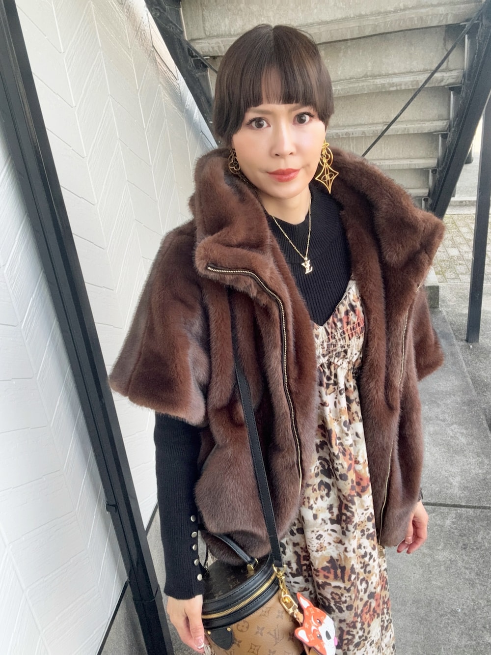 ブラウン系のその他アウター、ブラウン系のローファー、ブラウン系のワンピースを着用したレディースの秋コーディネートの3枚目の写真